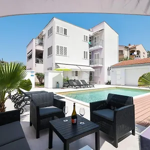 https://apartmani-leona.hotelinzadar.com