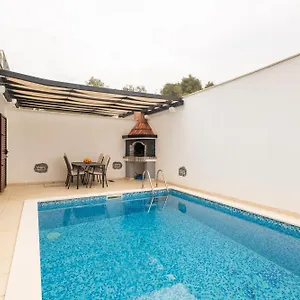 https://villa-palanga.hotels-in-trogir.com