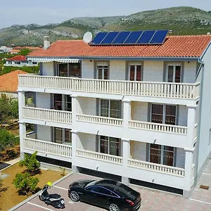https://apartments-jozic.hotels-in-trogir.com