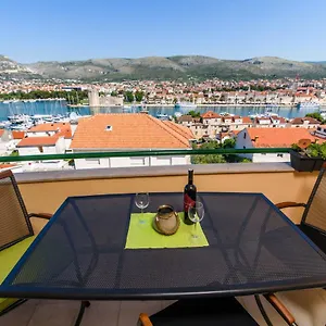 https://apartment-culin.hotels-in-trogir.com